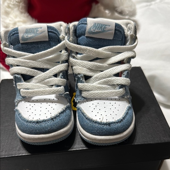 Nike Kids Blue and White Sneakers

Price is firm - Picture 1 of 3